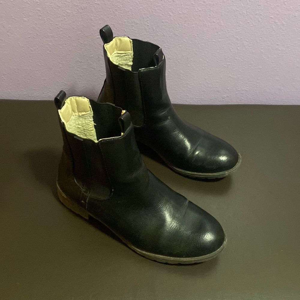 Black pull on ankle boots. Woman’s size 9.5M. Only worn a couple times.